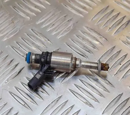 Audi Q3 8U Fuel injector 0261500076 06H906036G