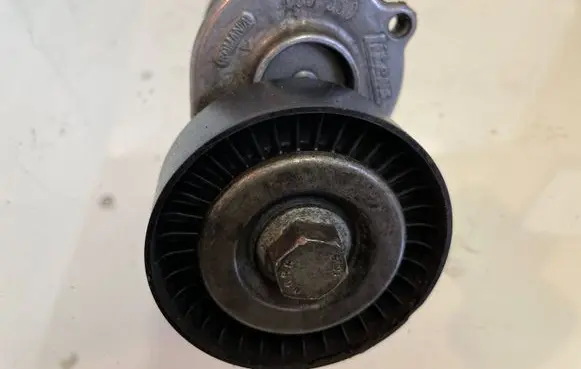 Volkswagen Touran II Generator/alternator belt tensioner 950330