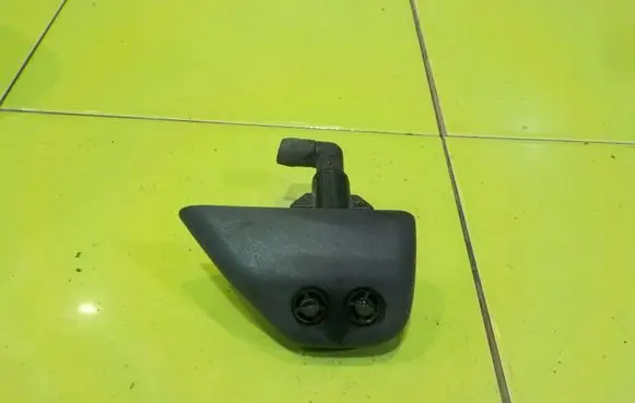 Land Rover Freelander 2 - LR2 Headlight washer pump PRZOD 16AB7