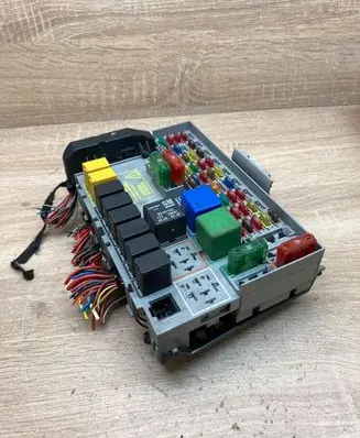 Opel Zafira A Fuse module 24412497 90191753