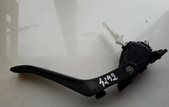 Volkswagen Touareg I Accelerator throttle pedal 7L0723507E 6PV008026-26