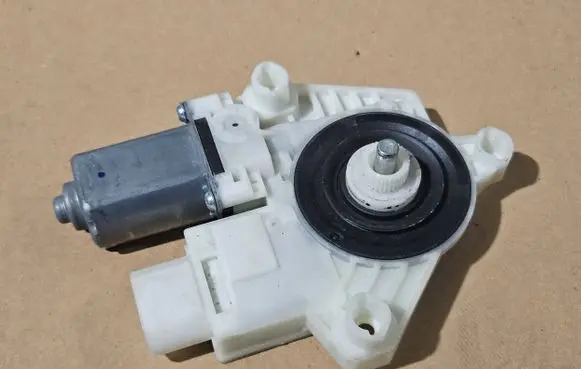 BMW 5 G30 G31 Front door window regulator motor 7455081 C35315104 0017505942