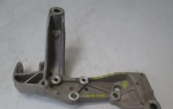 Volkswagen Golf V Engine mounting bracket