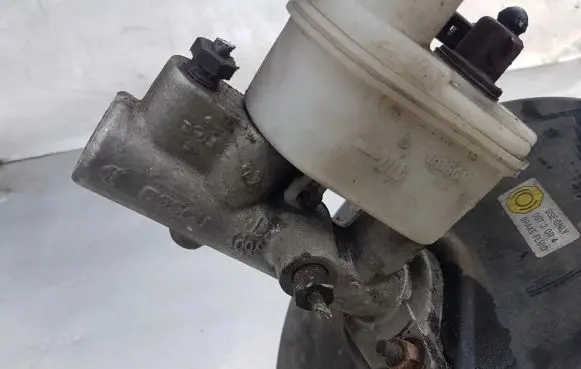 Nissan Almera N16 Master brake cylinder