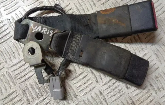 Toyota Yaris Middle seatbelt buckle (rear) 