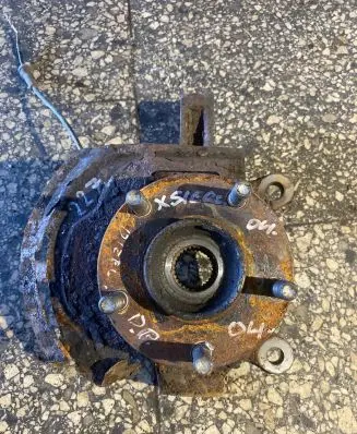 Nissan X-Trail T30 Front wheel hub