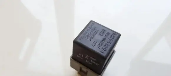Volvo S40, V40 Other relay MB953394