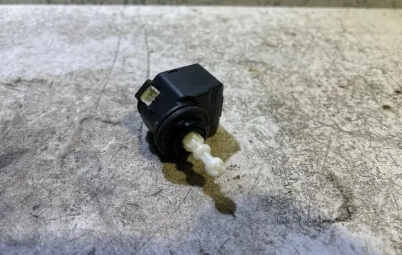 Opel Signum Headlight level adjustment motor 00883000