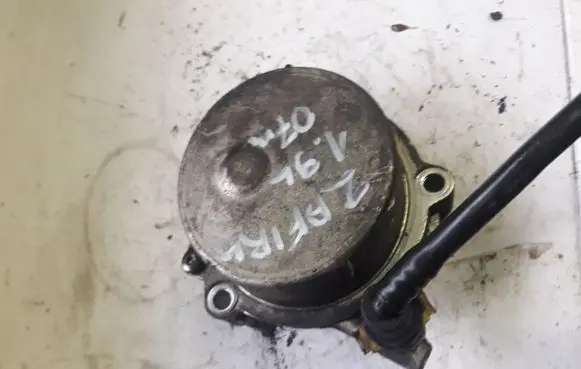 Opel Zafira B Vacuum pump