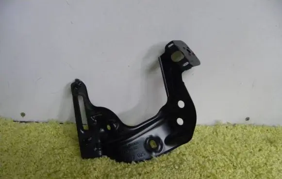 Volkswagen Golf Sportsvan Fender mounting bracket 510821135c