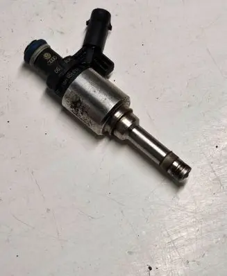 Skoda Octavia Mk2 (1Z) Fuel injector 06H906036F 0261500057