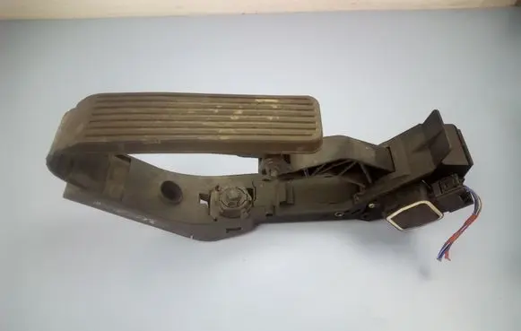 Mercedes-Benz E W211 Accelerator throttle pedal A2113000504