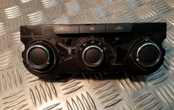Skoda Octavia Mk2 (1Z) Climate control unit 3T0820047M