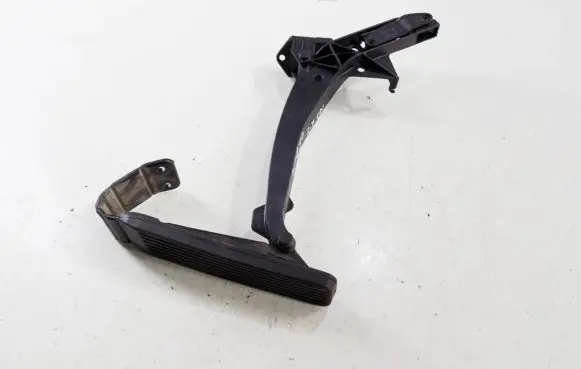 Mercedes-Benz E W210 Accelerator throttle pedal 2203010001