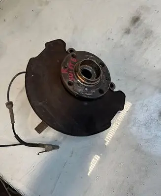 Suzuki Swift I Front wheel hub spindle knuckle 12332131