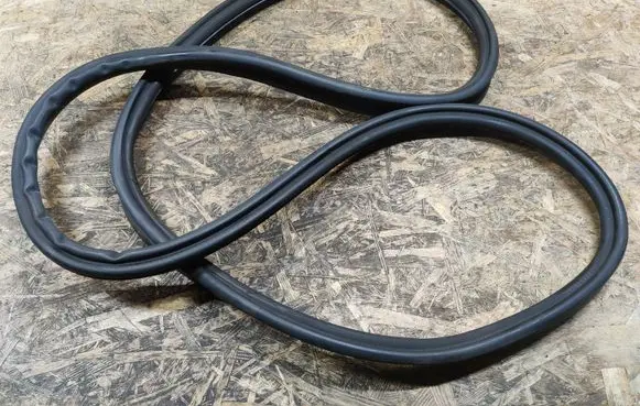 BMW 2 F46 Trunk rubber seal (body) 7318867