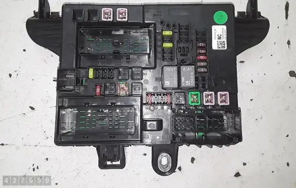 Opel Insignia A Fuse module 13277319
