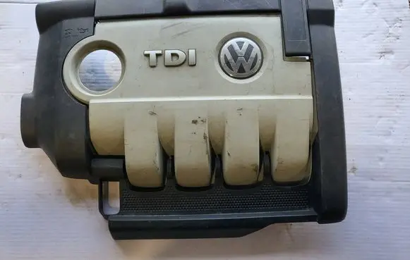 Volkswagen PASSAT B6 Engine cover (trim) 03G103907