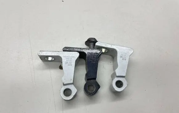 Volkswagen Jetta VI Front door upper hinge 8K0831402G