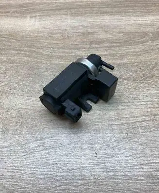 BMW 5 E39 Turbo solenoid valve 2247906