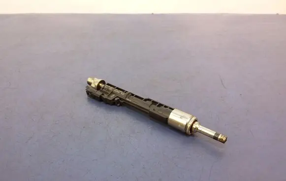 BMW 5 G30 G31 Fuel injector 0261500264