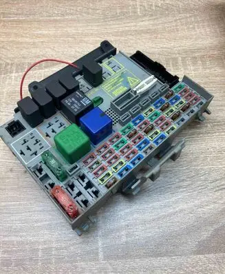 Opel Zafira A Fuse box set 24412497