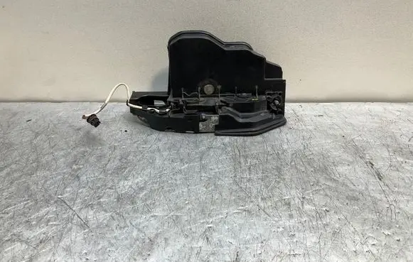 BMW 5 F10 F11 Front door lock 7185689 A053702