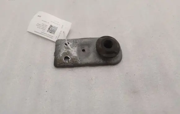 Radiator mount bracket