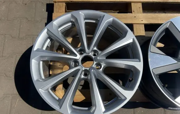 Audi A5 R18 alloy rim 8B3601025D