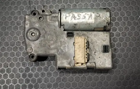 Volkswagen PASSAT B4 Sunroof motor/actuator 0390201614 3A0959731