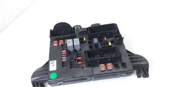Opel Insignia A Fuse module 13277319