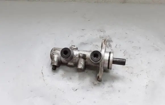 KIA Sorento Master brake cylinder SJ2