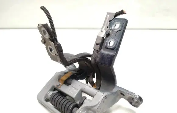 BMW 5 E60 E61 Tailgate/trunk/boot hinge 7061383