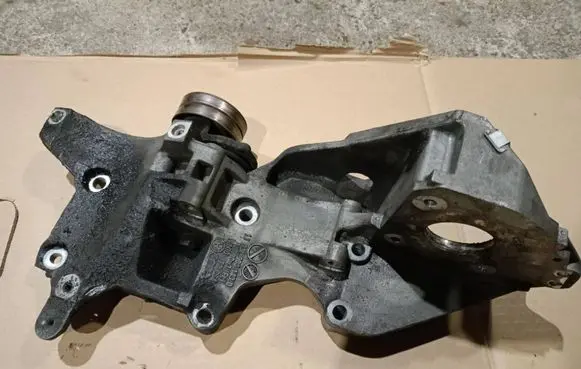 Volkswagen PASSAT CC Generator/alternator bracket 03L903143D