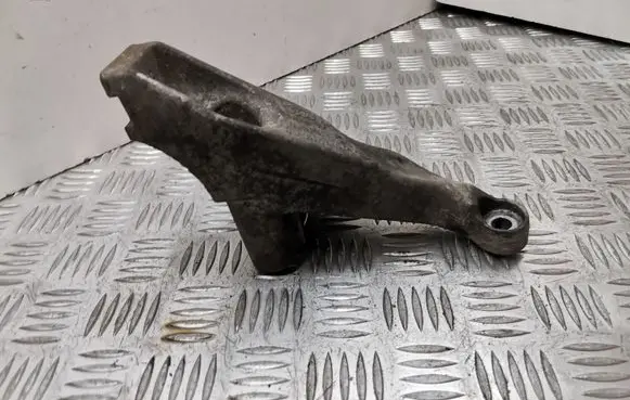 Audi A4 S4 B7 8E 8H Engine mounting bracket 8E0199307S