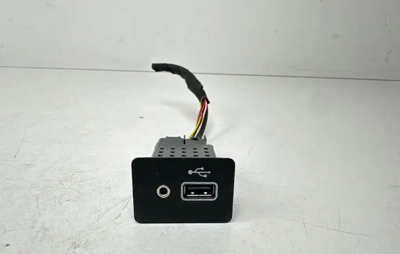 Nissan Leaf II (ZE1) USB socket connector 284H35FA0C AUU10 021410390B