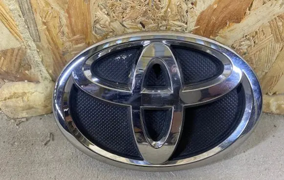 Toyota Yaris Cross Manufacturer badge logo/emblem 75310-02050