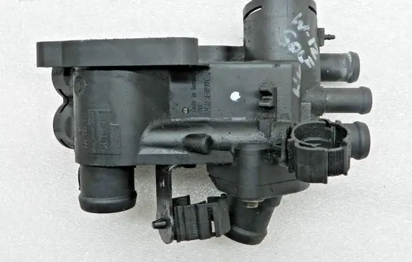 Volkswagen Golf IV Thermostat/thermostat housing 032121111
