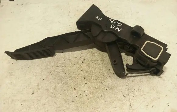 Mercedes-Benz B W245 Accelerator throttle pedal A1693000104 000334 100908
