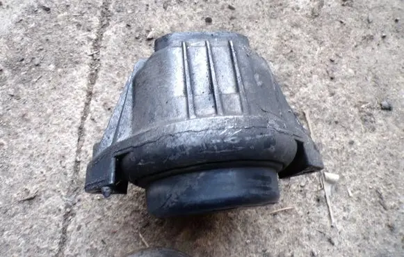 BMW 3 E90 E91 Engine mount vacuum valve 139811