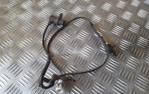 Toyota Avensis T250 ABS brake wheel speed sensor 0265006677 8826612620 8954202040