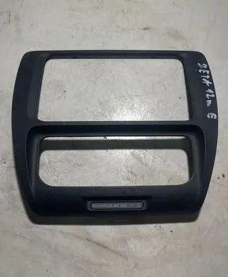 Volkswagen Jetta VI Radio/GPS head unit trim 5c6858071a