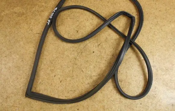 Toyota Land Cruiser (J100) Rear door rubber seal (on body) 