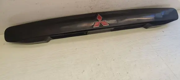 Trunk door license plate light bar