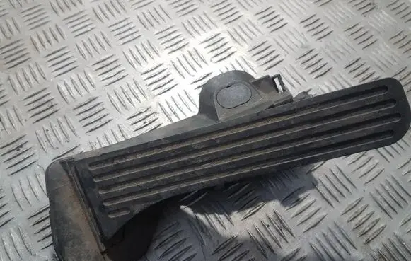 Accelerator throttle pedal