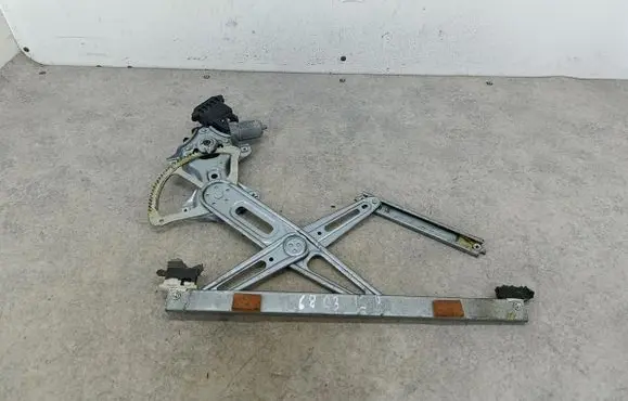 Toyota Auris 150 Front door window regulator with motor 