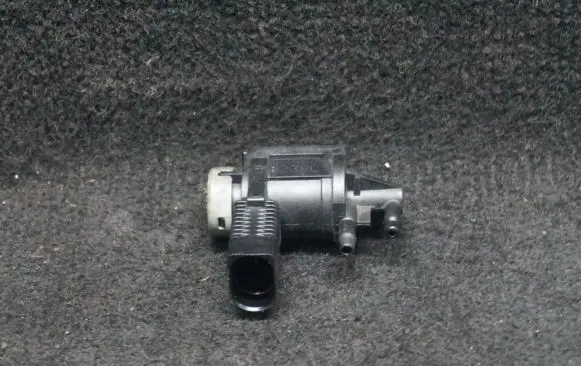 Audi A4 S4 B8 8K Turbo solenoid valve 1K0906283A