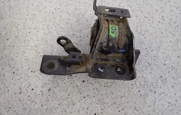 Engine mount vacuum valve