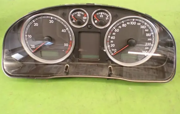 Volkswagen PASSAT B5.5 Speedometer (instrument cluster) 3B0920809E