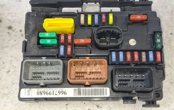 Peugeot 208 I Fuse module 9667199680
